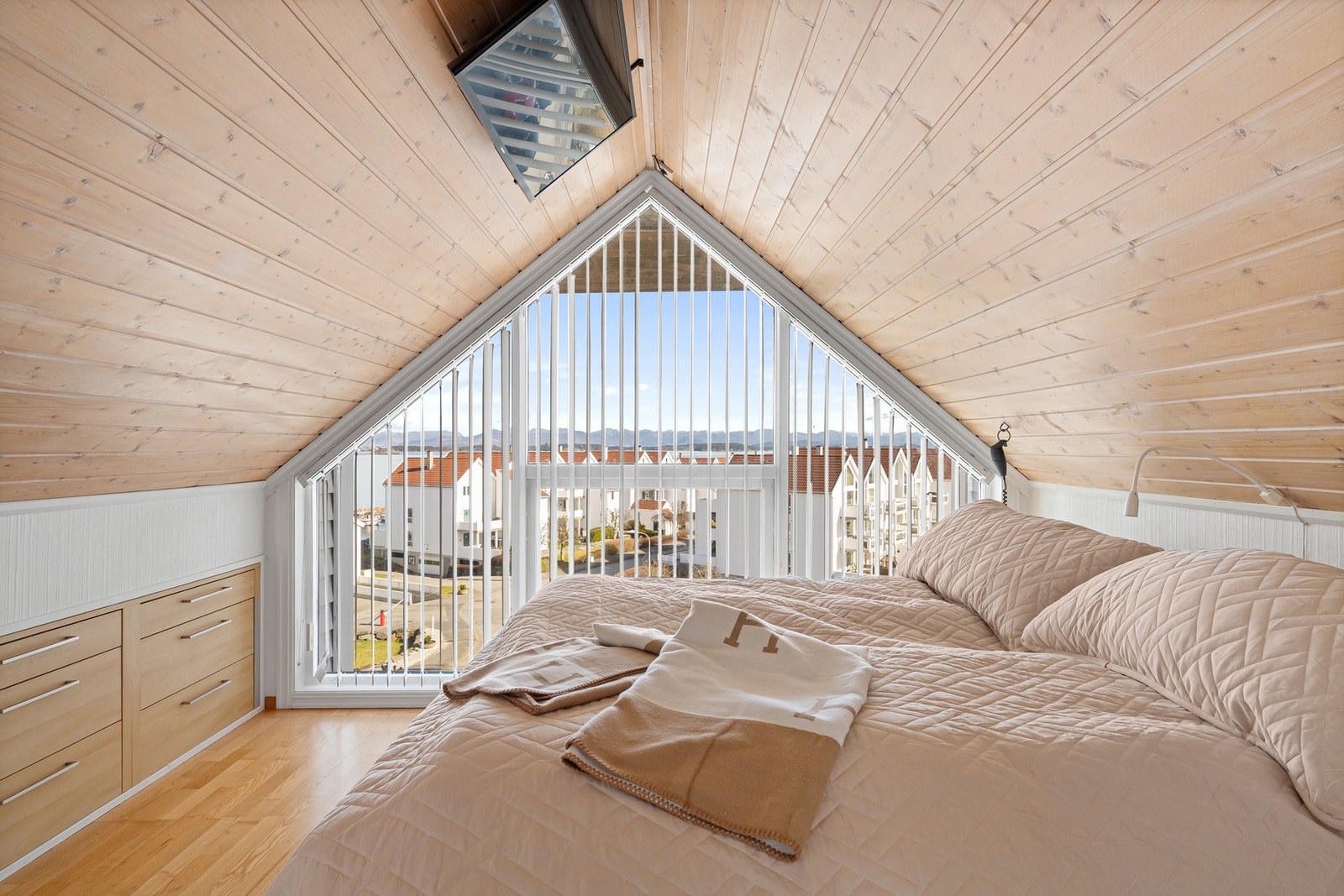 Her kan man nyte sjøutsikt fra sengen. Kan også brukes som stue. Galleribilde