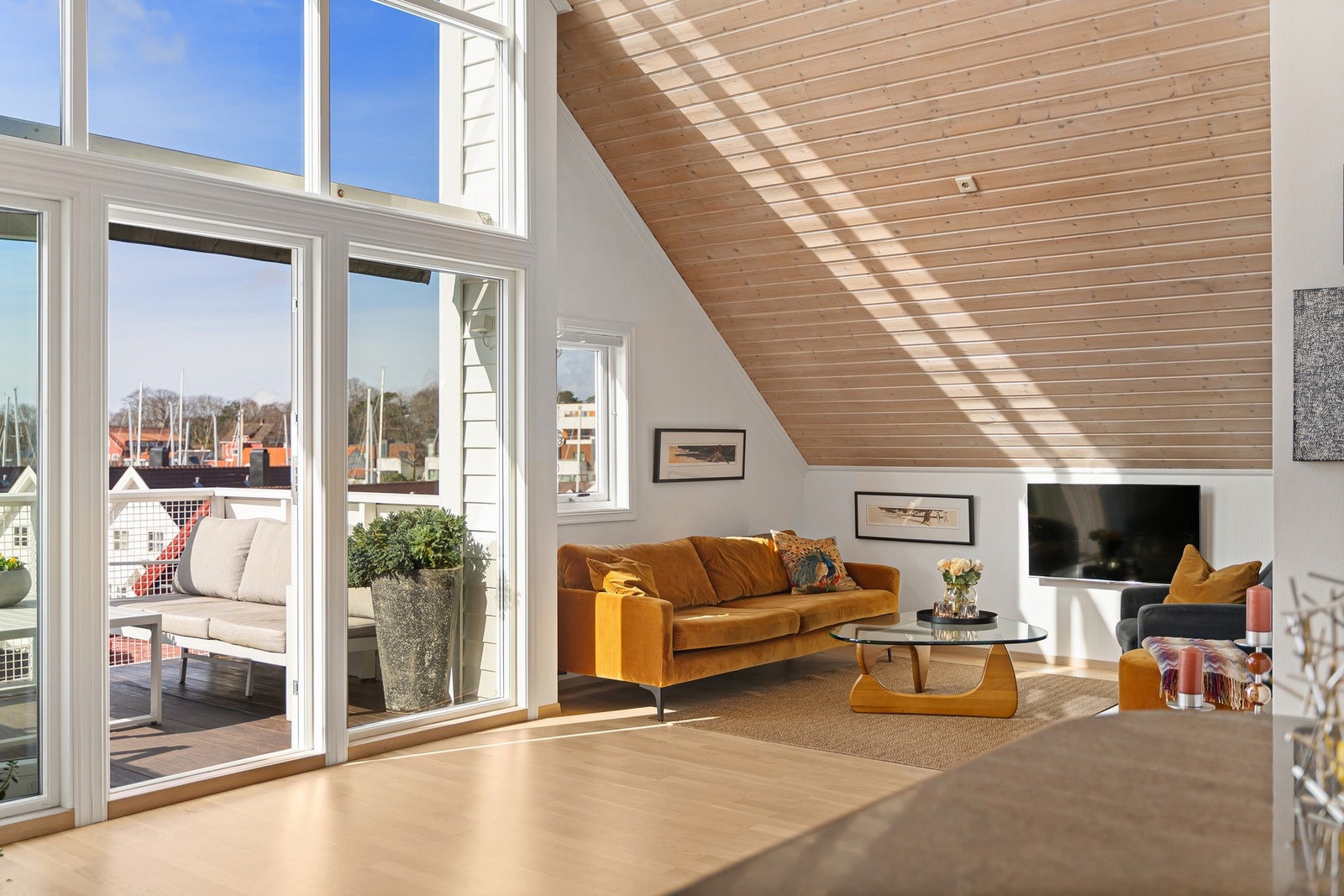 Man kan også ha kontakt med de som sitter i sofakroken mens man kokkelerer Galleribilde