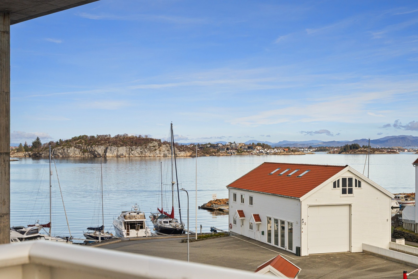 Nydelig utsikt. Det medfølger båtplass til leiligheten. Galleribilde