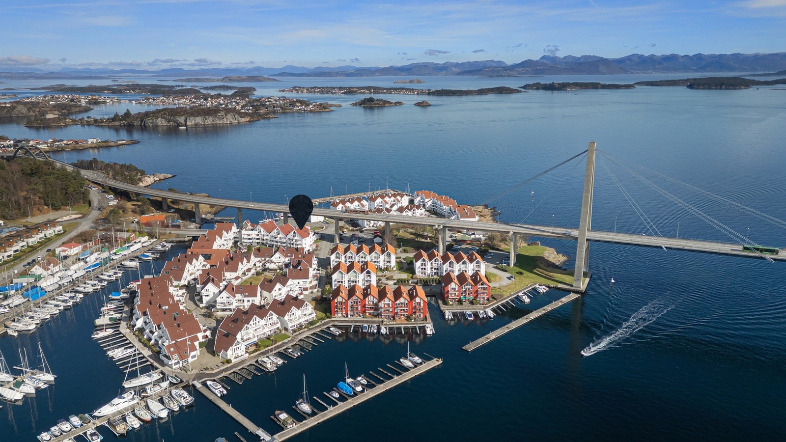 Her bor man i maritime omgivelser. Enkelt å ta en tur i båten, enten man vil på tur eller inn til byen. Galleribilde