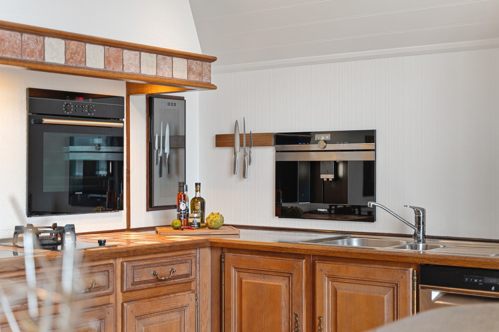 Integrert vinskap fra 2019. Kaffemaskin fra 2021. Galleribilde