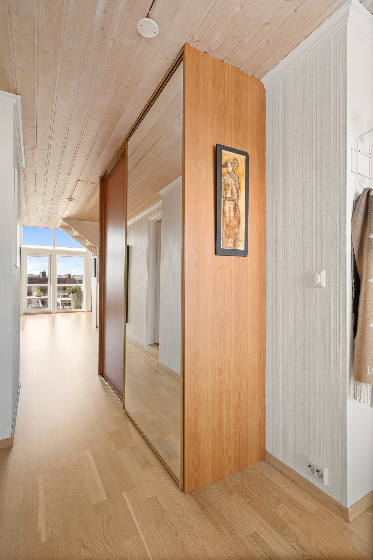 Entré med skyvedørsgarderobe Galleribilde