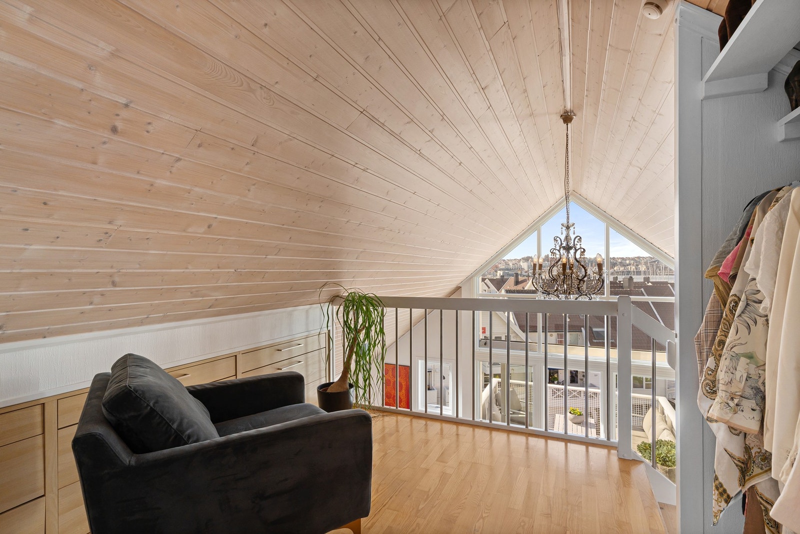 Hems med utsikt til sjøen og mot Stavanger by. Integrerte skuffeseksjoner i knevegger fra 2019. Galleribilde