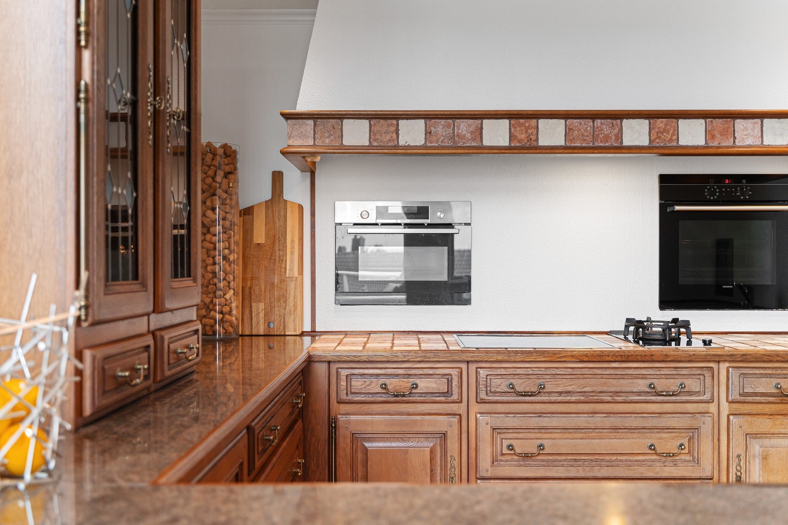 Smart løsning med integrerte hvitevarer i vegg. Mikrobølgeovn med dampfunksjon fra 2021. Induksjon og gass. Galleribilde