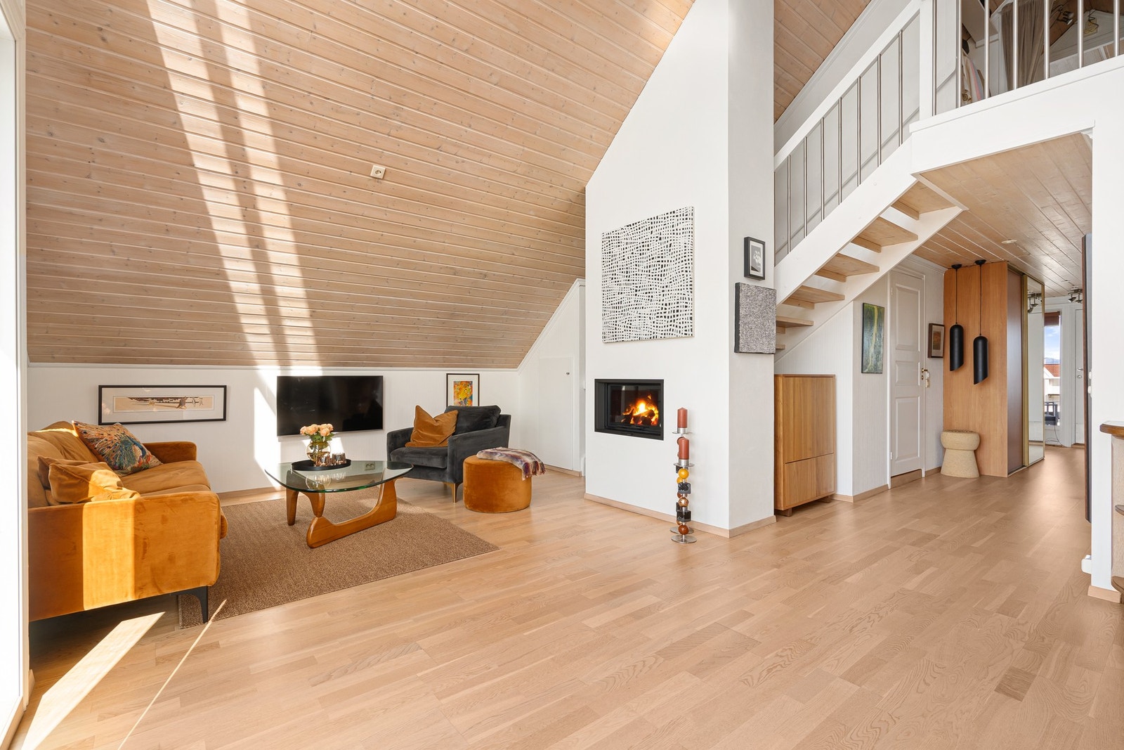 TV med skjulte ledninger i boden bak. Moderne peis fra 2019. Galleribilde