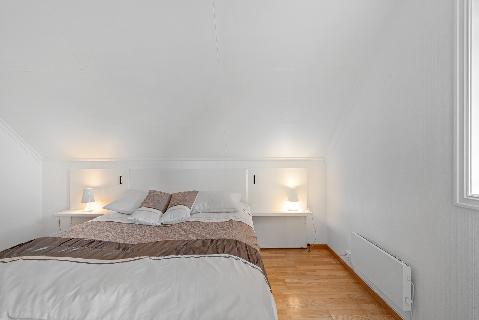 Hovedsoverom. Integrerte skap i knevegg. Smarte dører med nattbord. Galleribilde