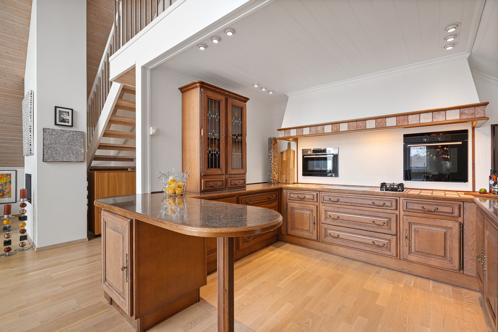 Solid, heltre eikekjøkken. Marmorfliser. Godt med skap- og benkeplass. Virkelig et møbel i rommet. Galleribilde