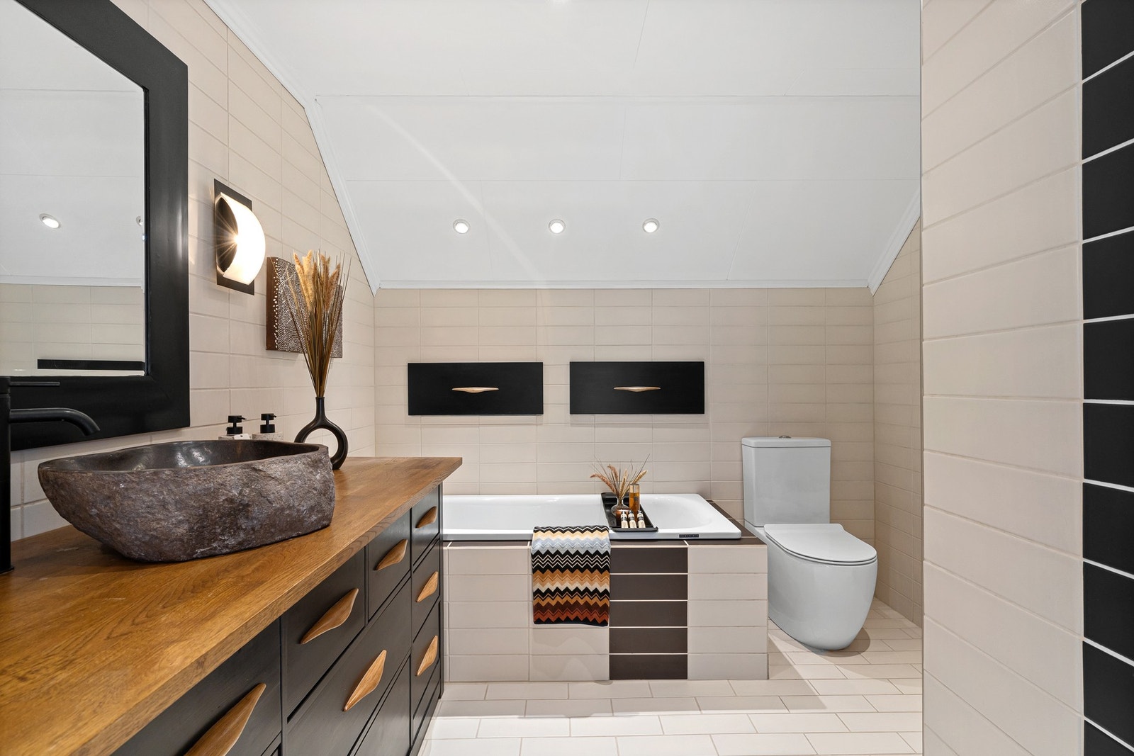 Luksuriøst baderom med god oppbevaring i skuffer samt i integrerte veggskap. Galleribilde