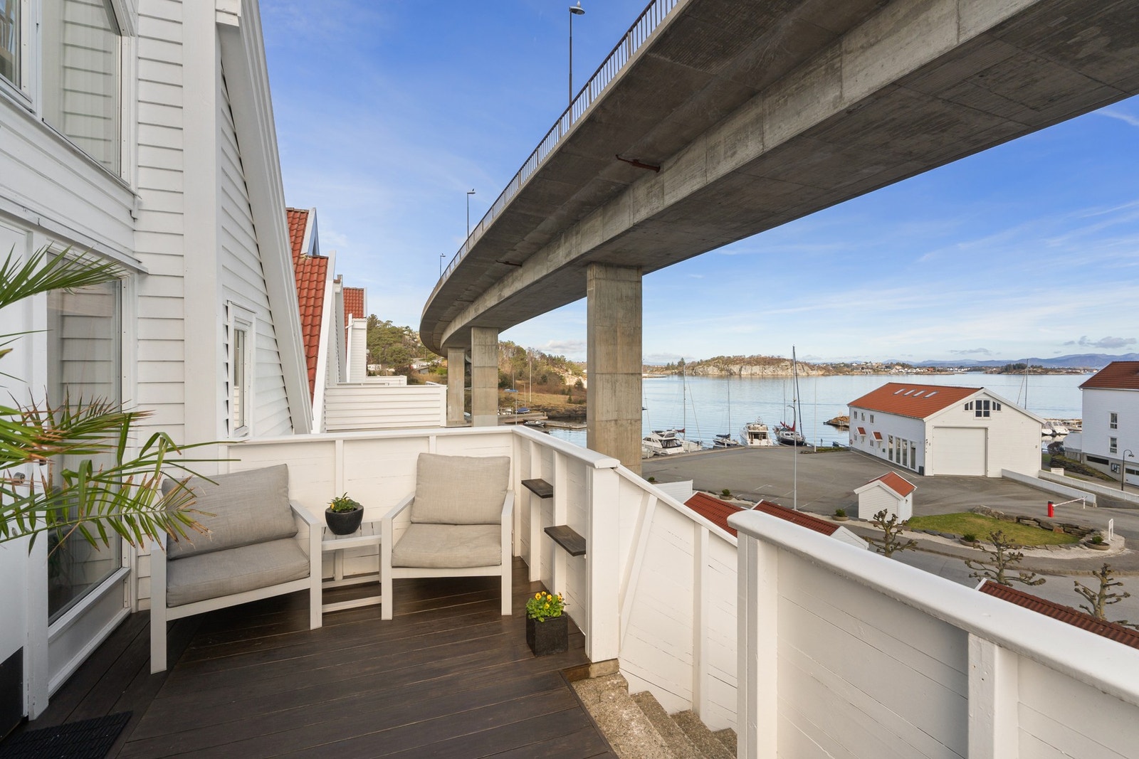 Flott inngangsparti. Her kan man nyte morgensolen. Galleribilde