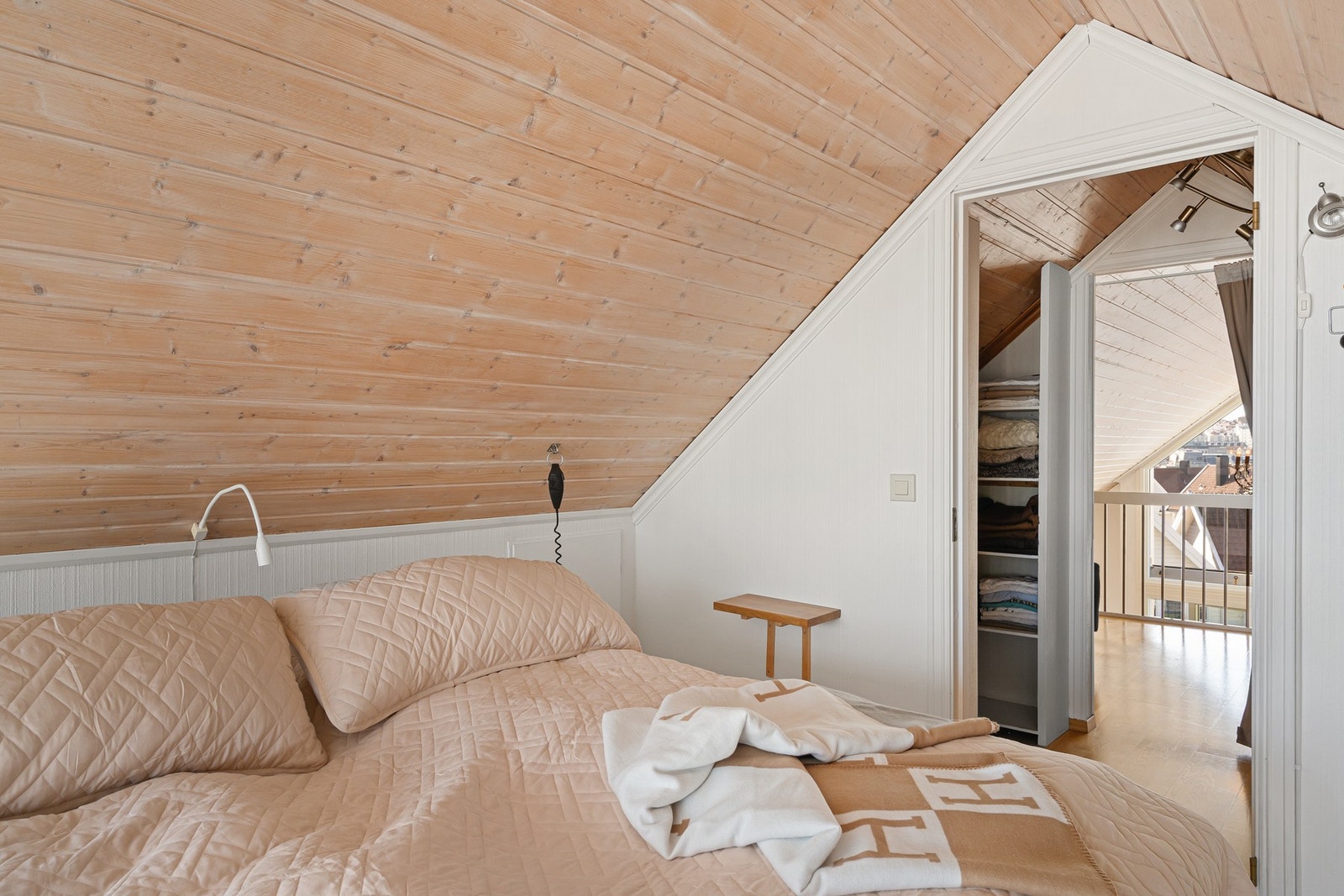 Oppe er det laget en garderobe samt satt inn skuffeseksjoner i knevegger i 2019. Galleribilde