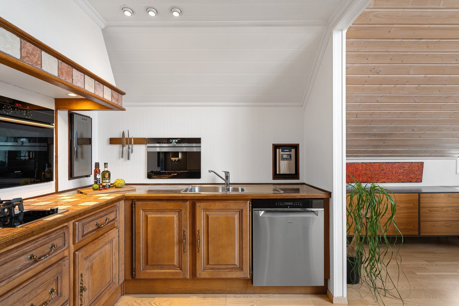 Praktisk med at vasken ligger skjult bak vegg fra spiseplassen. Oppvaskmaskin fra 2019. Galleribilde