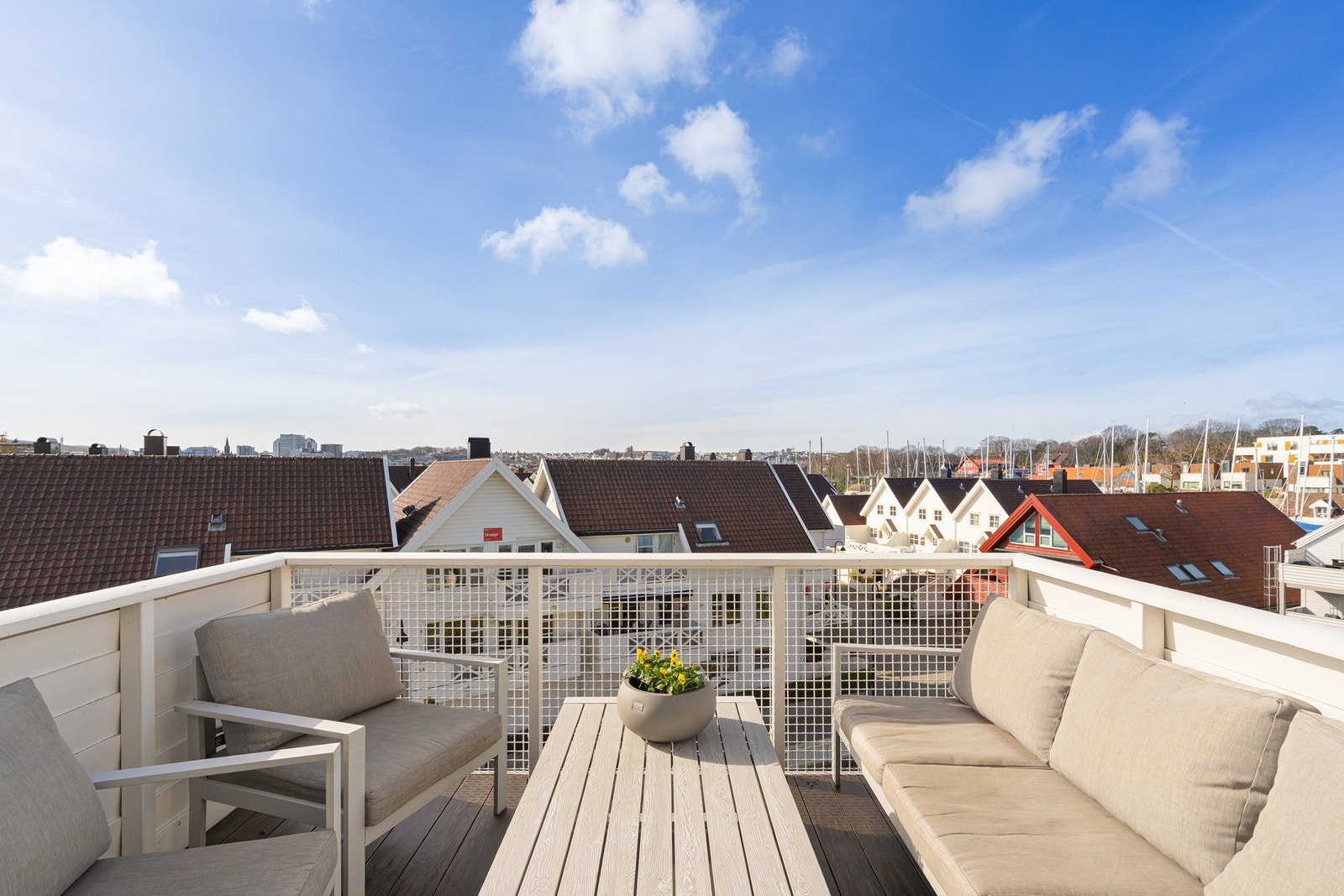 Her er det bare å nyte. Maritime omgivelser. Ser inn mot Stavanger by. Galleribilde