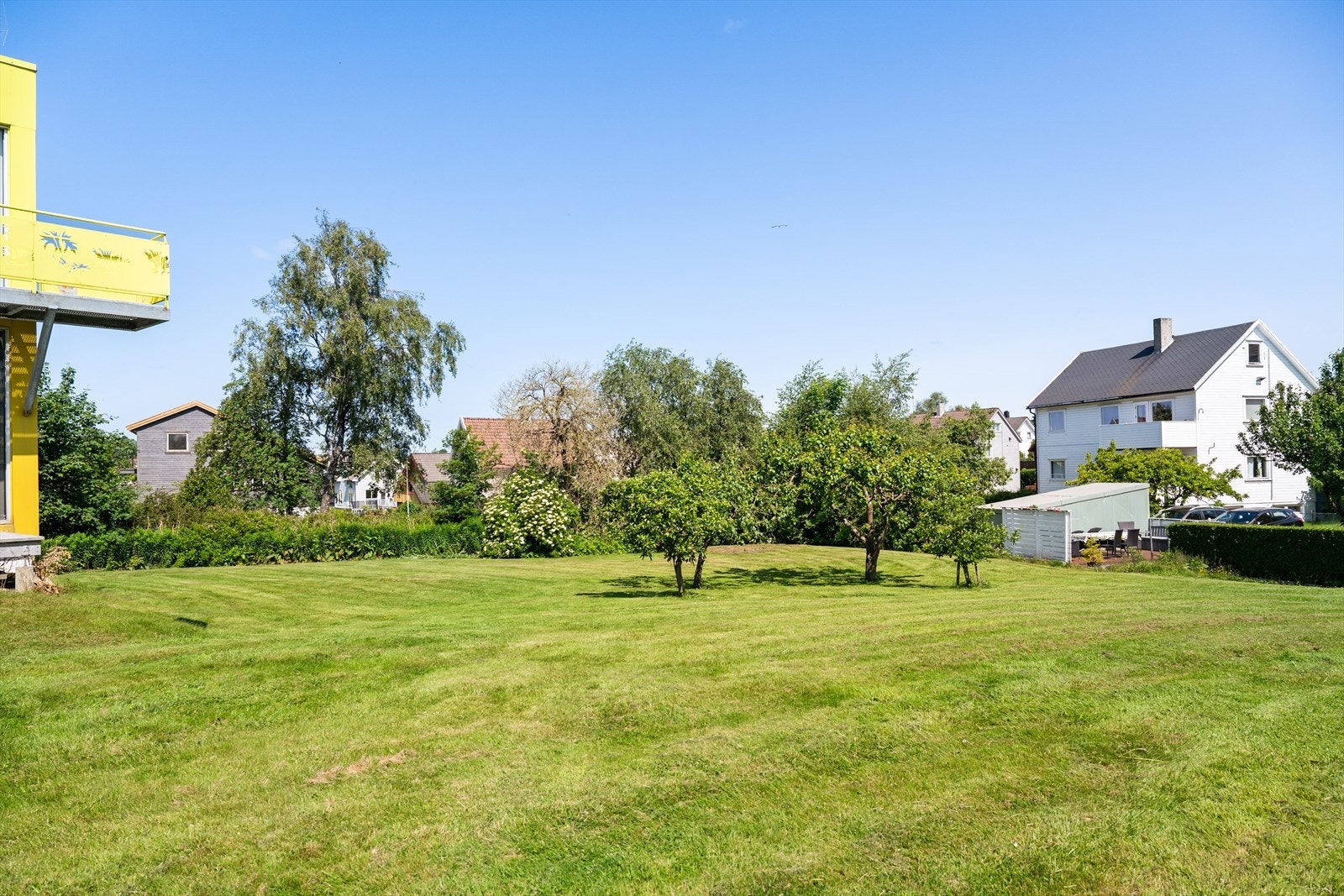 Uteområdet vender ut mot grøntområdet, noe som gir både ro, privatliv og trivsel. Galleribilde