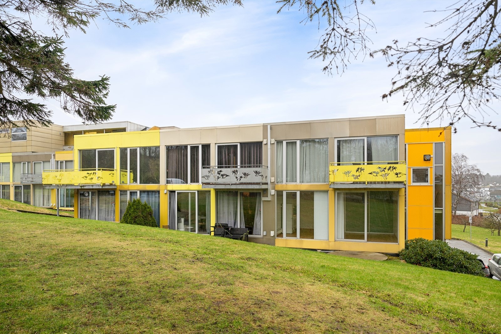 Leiligheten er lys og har en planløsning som utnytter hver kvadratmeter på en smart måte. Her bor du lettstelt med eget uteområdet. Galleribilde