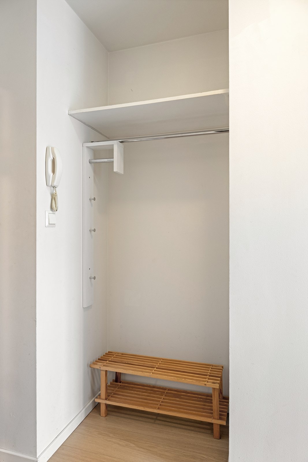 Her er det plass henge fra seg klær. Galleribilde