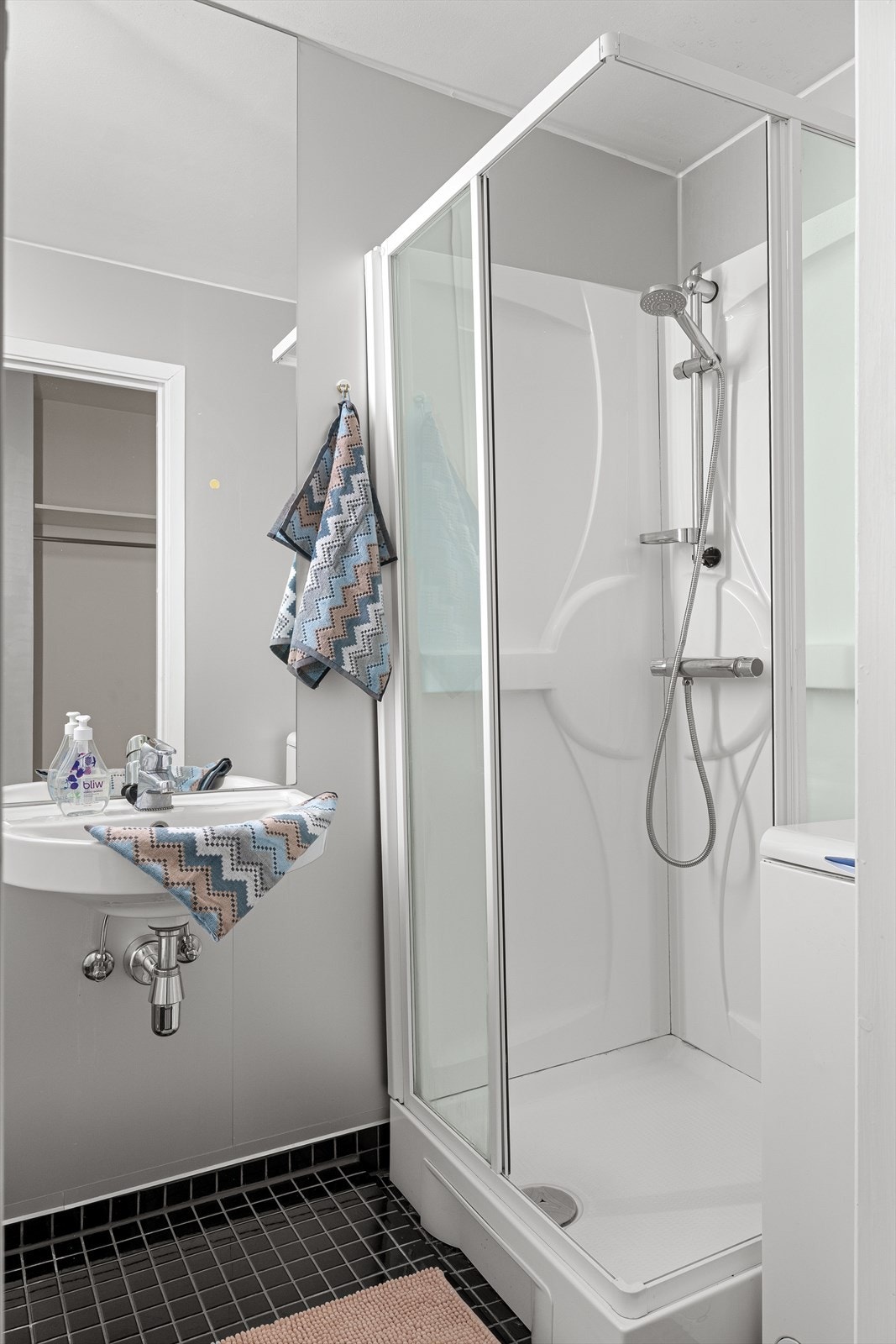 Det er flislagt gulv med varmekabler, noe som gjør badet både praktisk og komfortabelt i hverdagen. Det er opplegg til vaskemaskin på badet. Galleribilde