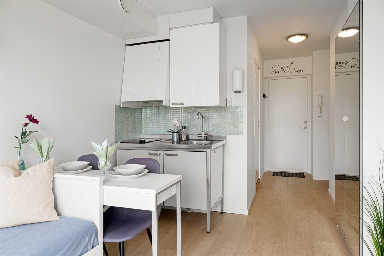 Det er plass til seng/sofa, garderobeskap - og eventuelt et spisebord. Galleribilde