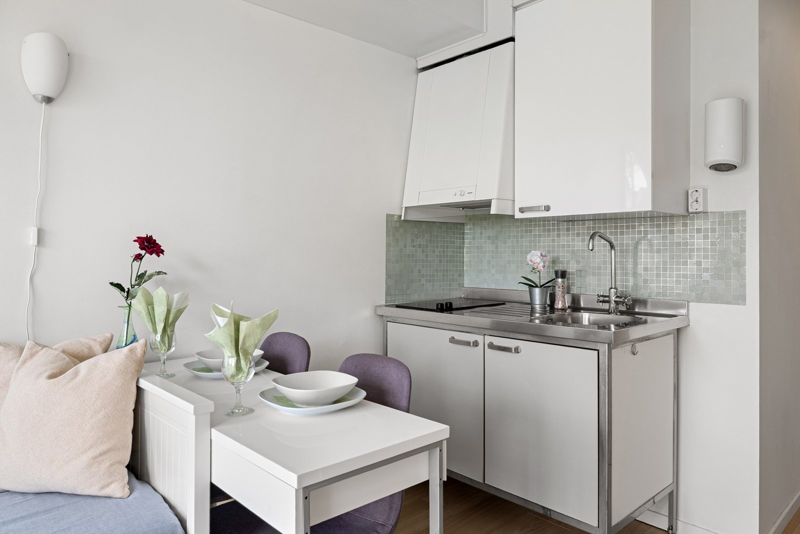 Kjøkkenet inneholder frittstående hvitevarer blant annet hybel kjøleskap og kokeplate. Galleribilde