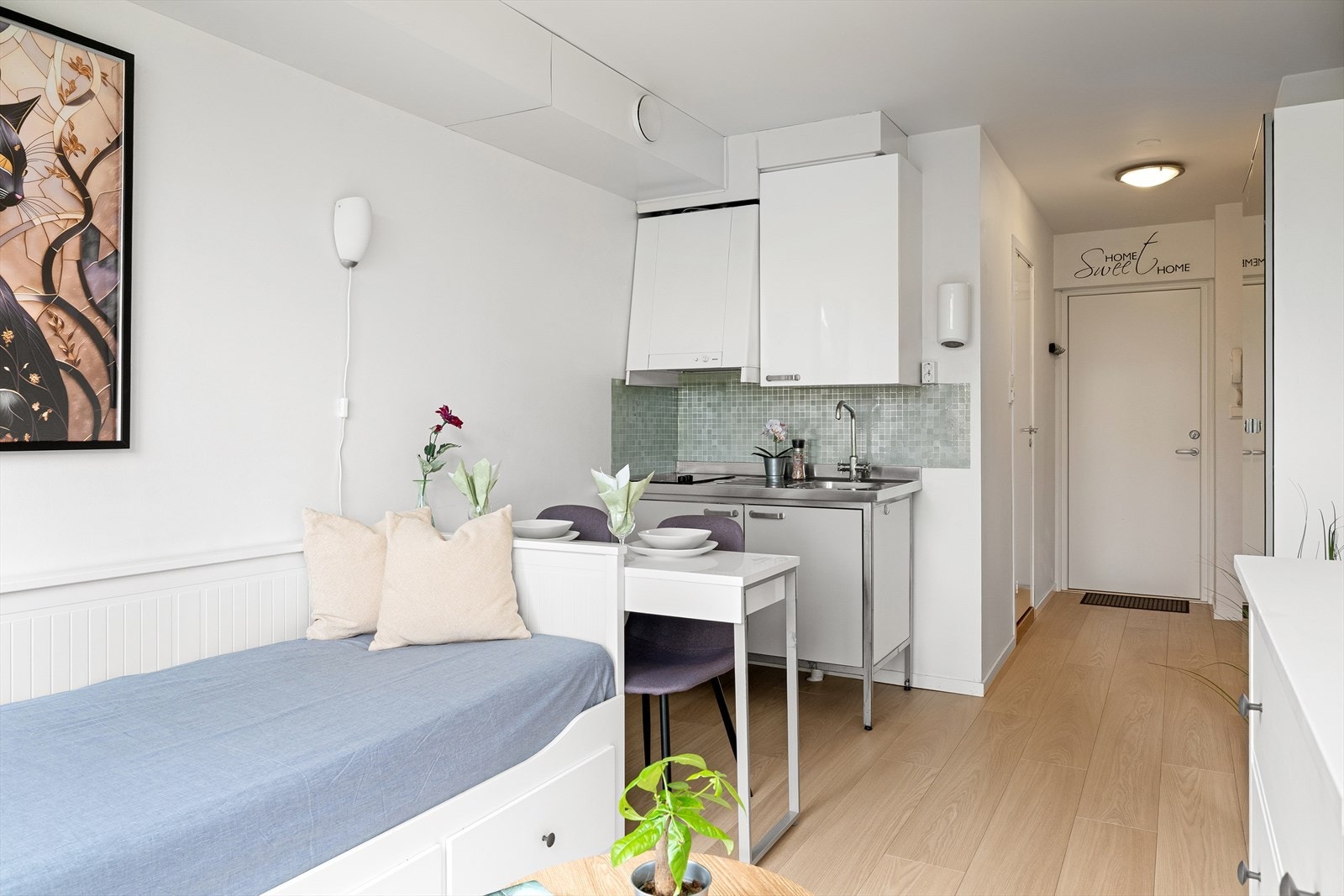 Kjøkkenet kan deles opp slik med et skap eller lignende slik at det oppleves som en egen sone. Det byr på funksjonelle løsninger med alt du trenger i hverdagen. Galleribilde