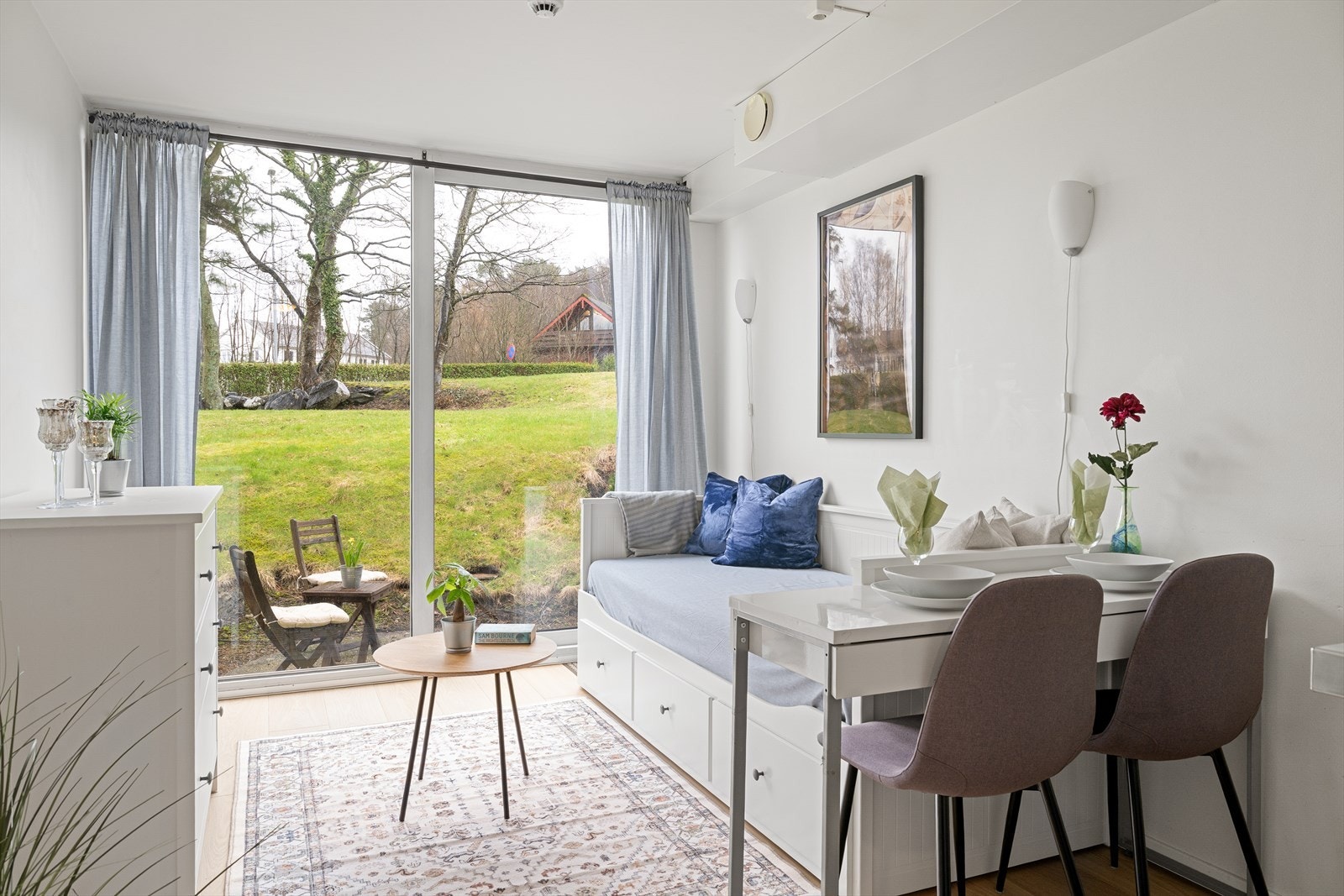 Boligen har en god planløsning hvor arealet utnyttes godt. Oppholdsrommet fungerer som en kombinert stue, kjøkken og soveplass. Galleribilde