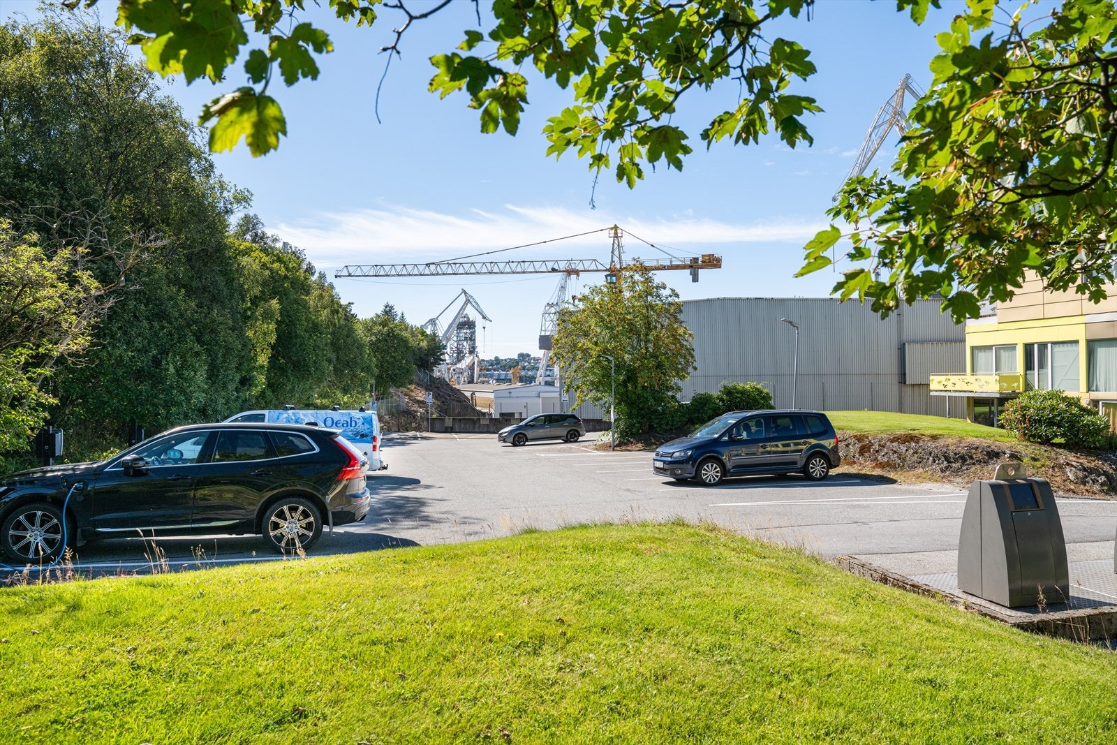 Det er felles utvendig parkeringsplass. Galleribilde