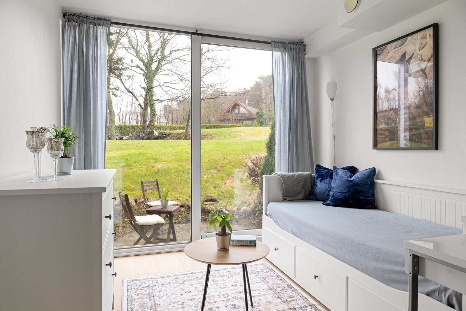 Leiligheten ligger i byggets 2. etasje. Drømmer du om ditt første hjem eller en praktisk pendlerleilighet? Denne arealeffektive studioleiligheten er en perfekt inngangsbillett til boligmarkedet! Galleribilde