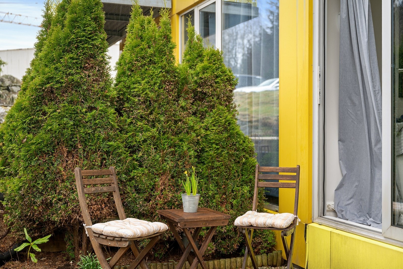 Her er det meget koselig å nyte morgen kaffen, det er flere muligheter til å opparbeide terrasse eller det man ønsker. Galleribilde