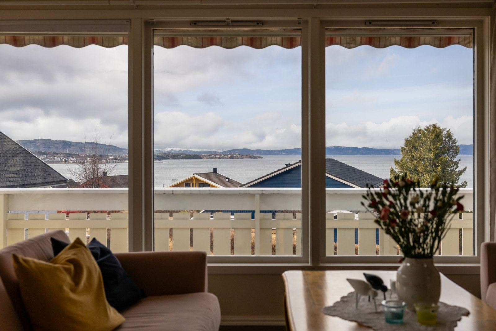 Store vinduer i stue vendt mot fjorden. Galleribilde