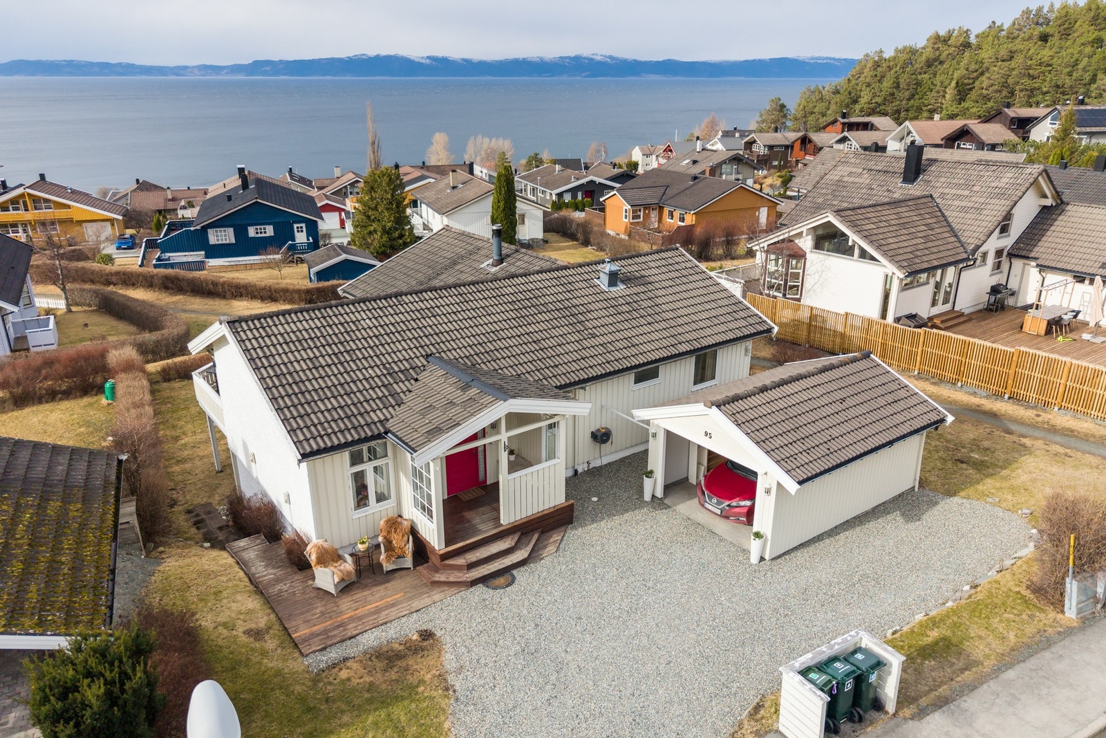 Velkommen til Væretrøa 95! En flott enebolig med stor hage og fjordutsikt. Galleribilde