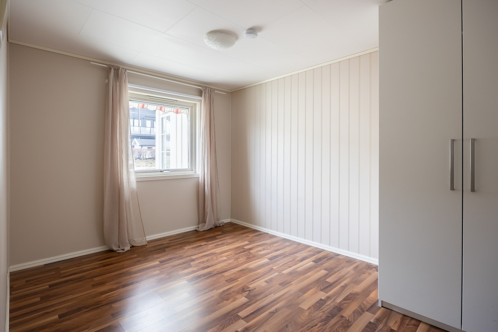 Stort soverom med god plass til seng og garderobe. Galleribilde