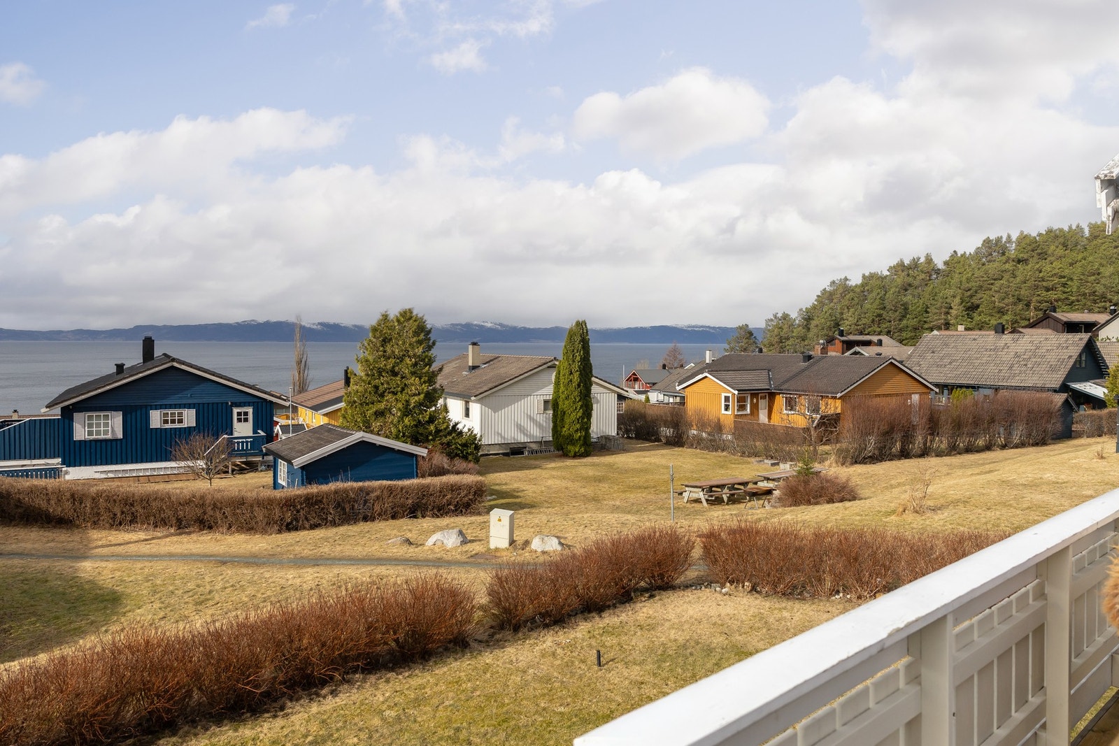 Huset er plassert mot fellesareal og har god plass mellom eiendommen og øvrig bebyggelse på feltet. Galleribilde