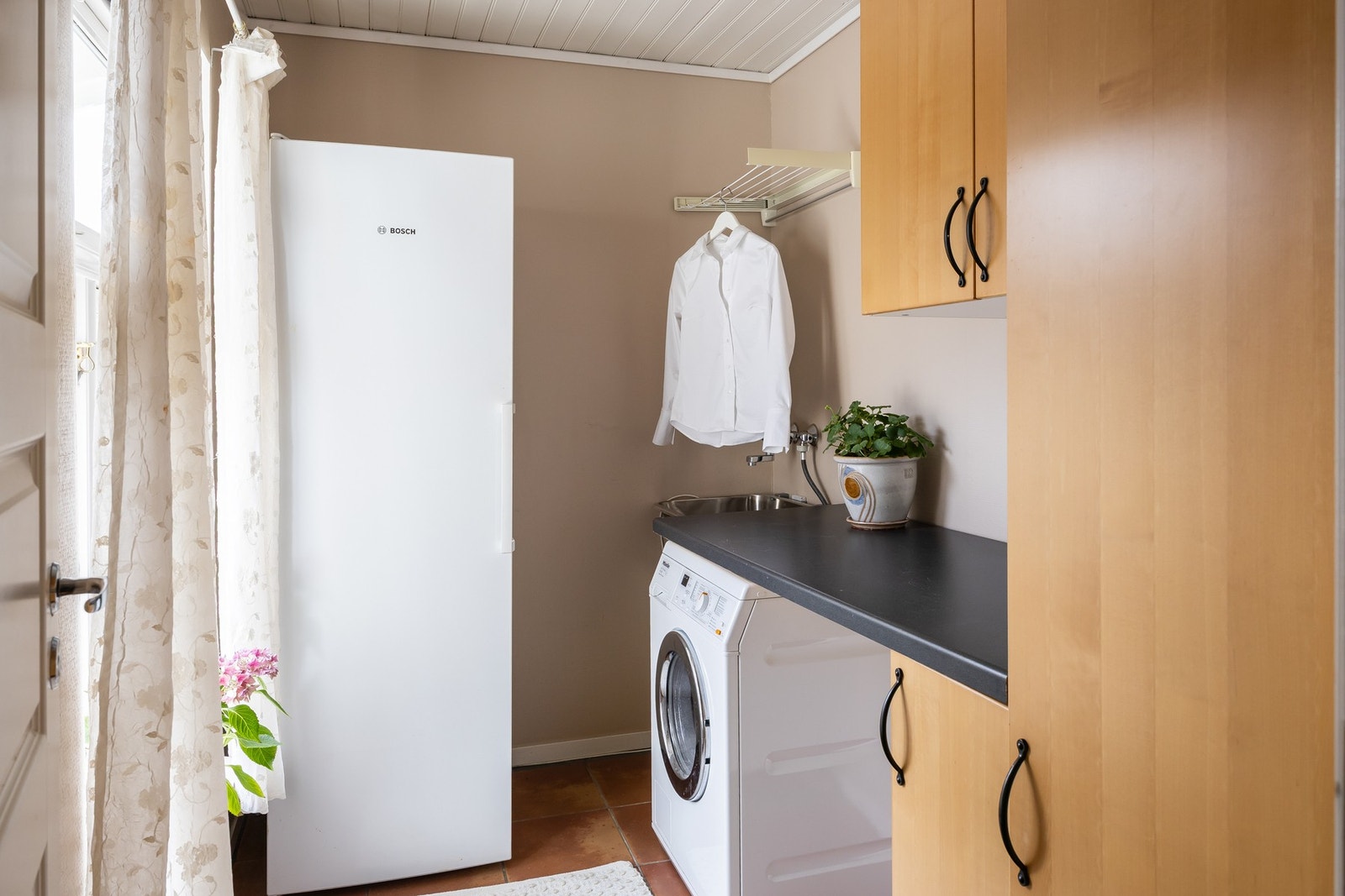 Praktisk vaskerom med oppbevaringsplass. Galleribilde