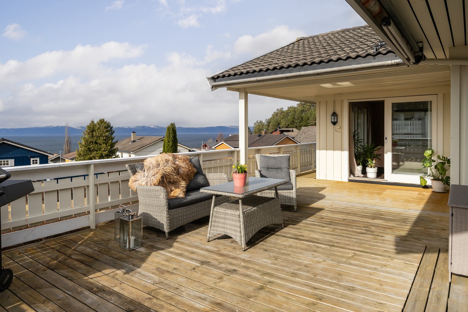 Terrassen er oppmålt til 42 kvm med gode solforhold gjennom hele dagen. Galleribilde