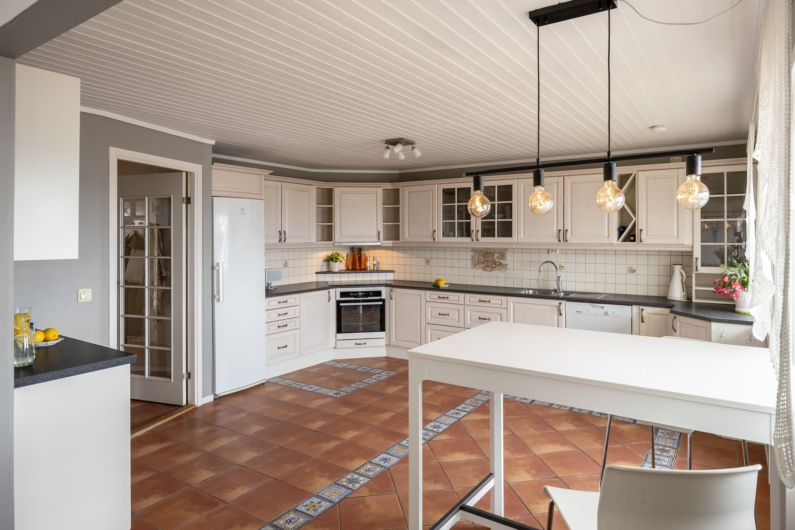 Kjøkken med god benke- og lagringsplass. Galleribilde