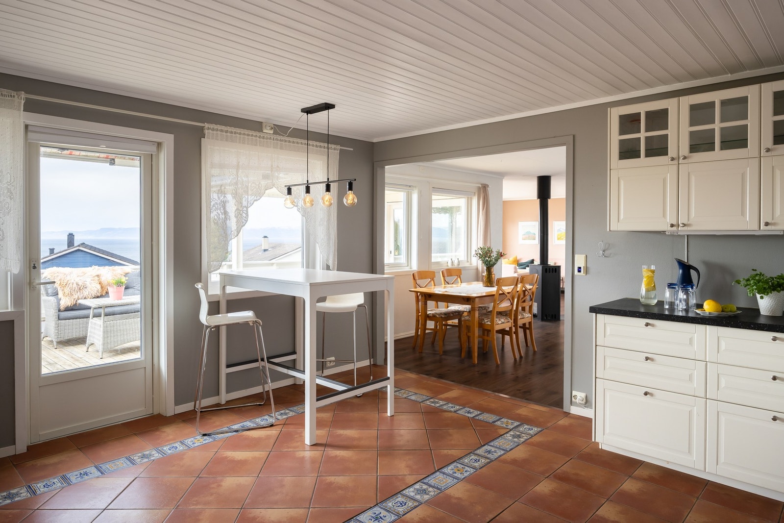 Direkte tilgang til veranda fra kjøkkenet. Galleribilde