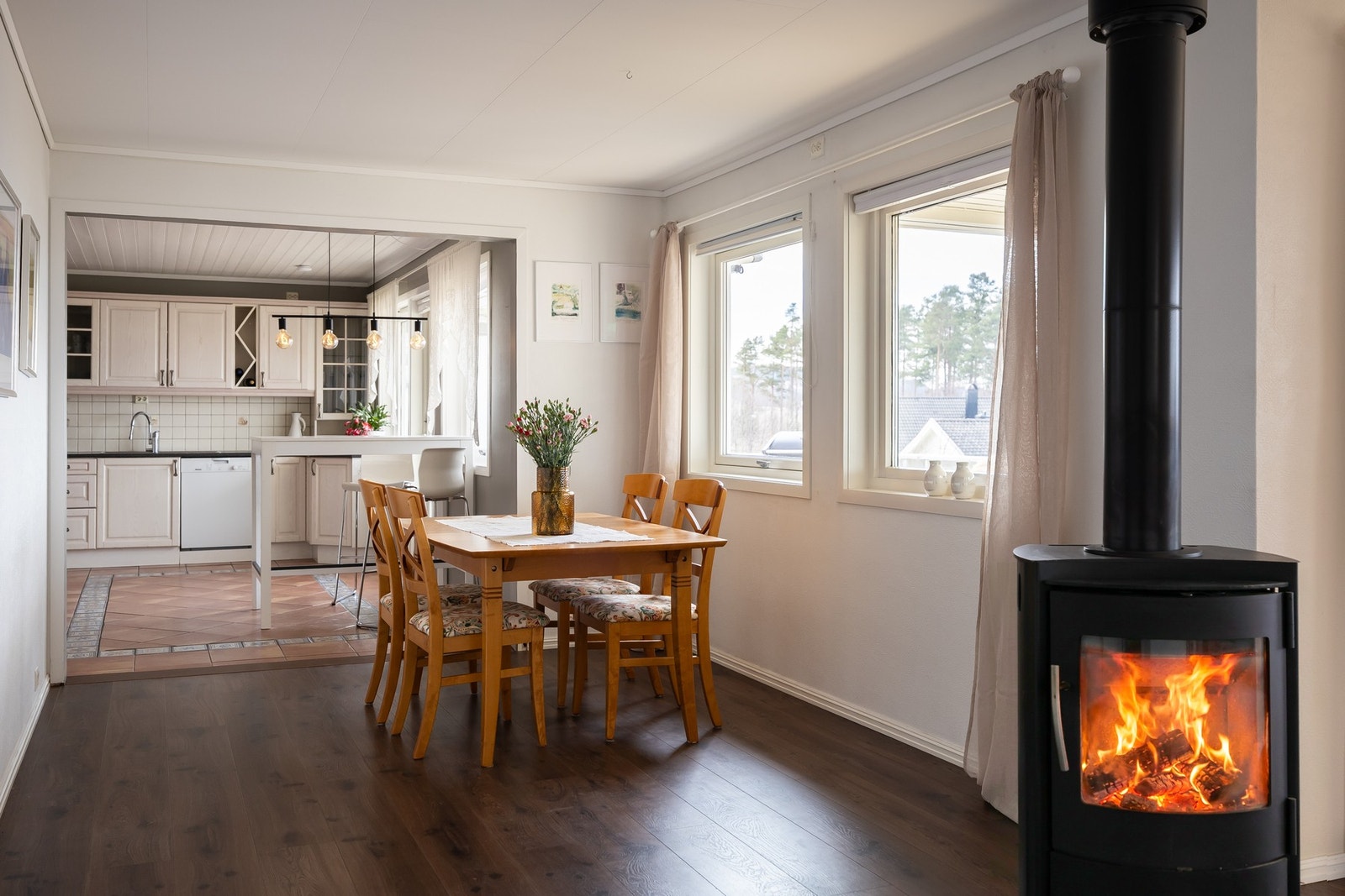 Romslig spisestue med tilknytning til kjøkkenet. Galleribilde