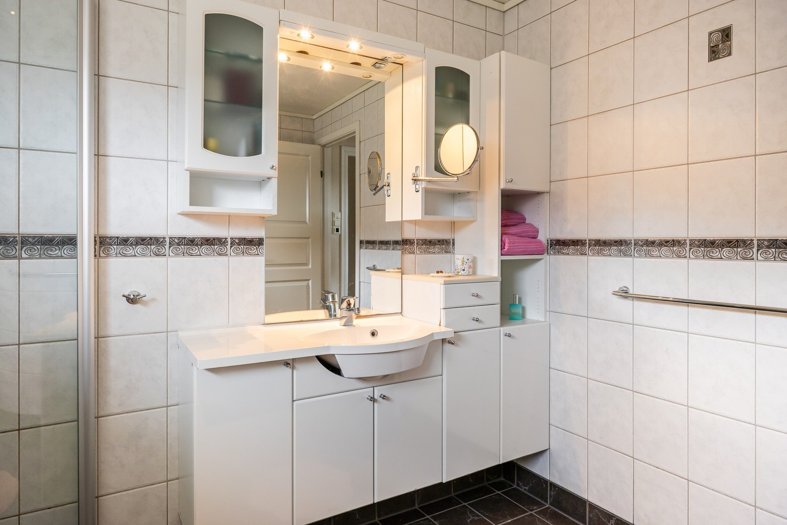 Baderommet er 6 kvm med varmekabler i gulv. Galleribilde