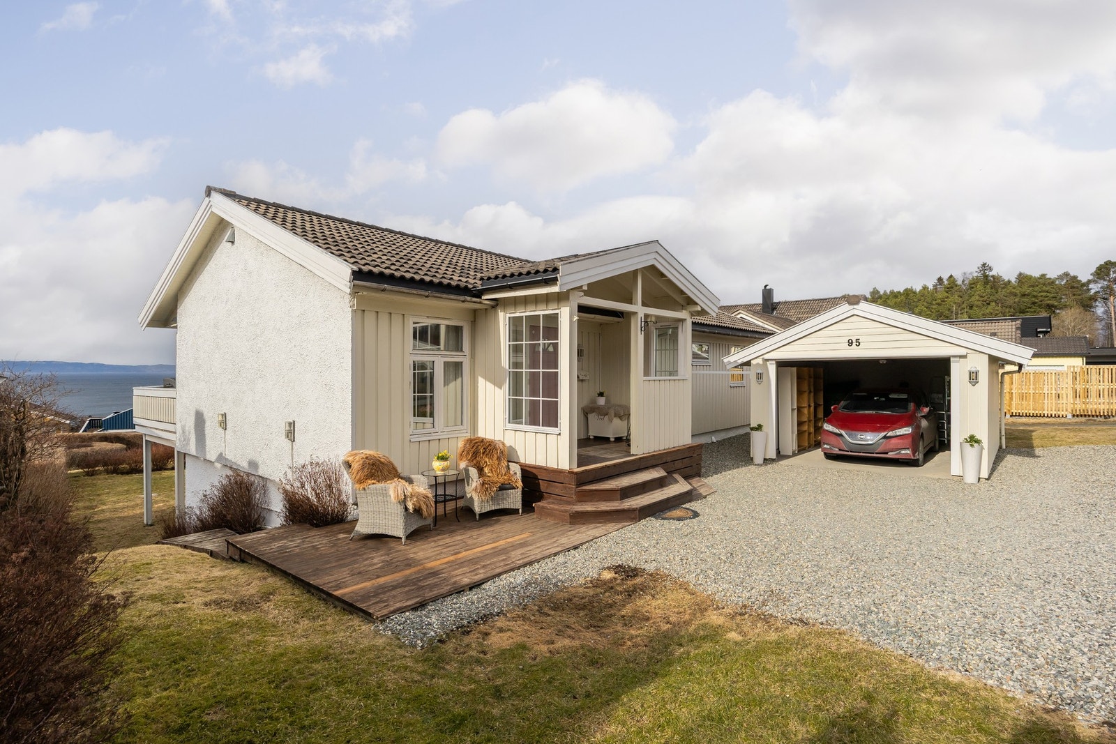 Egen garasje med plass til flere biler på oppstillingsplass. Galleribilde