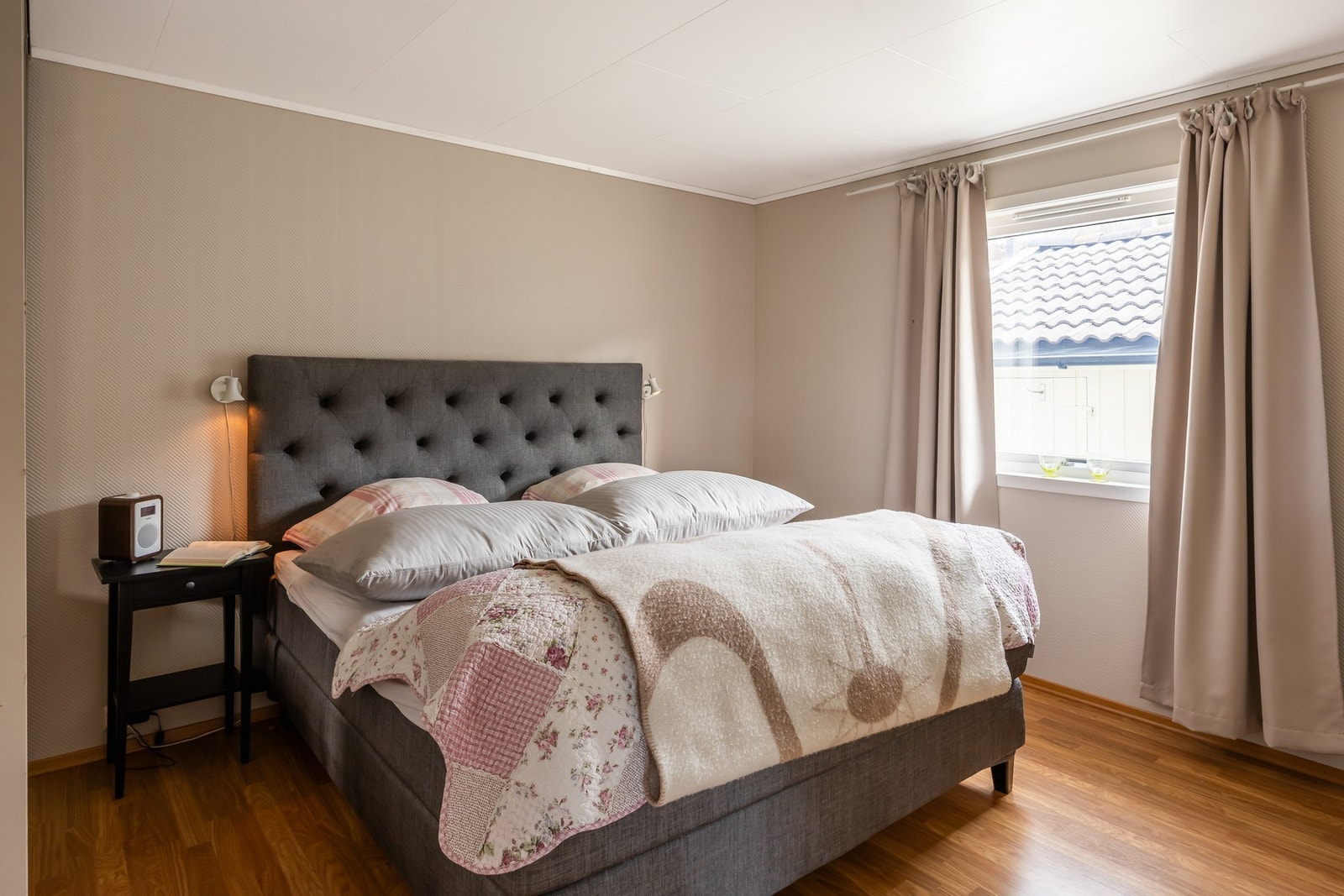 Lyst og romslig soverom hovedsoverom på 13 kvm. Galleribilde