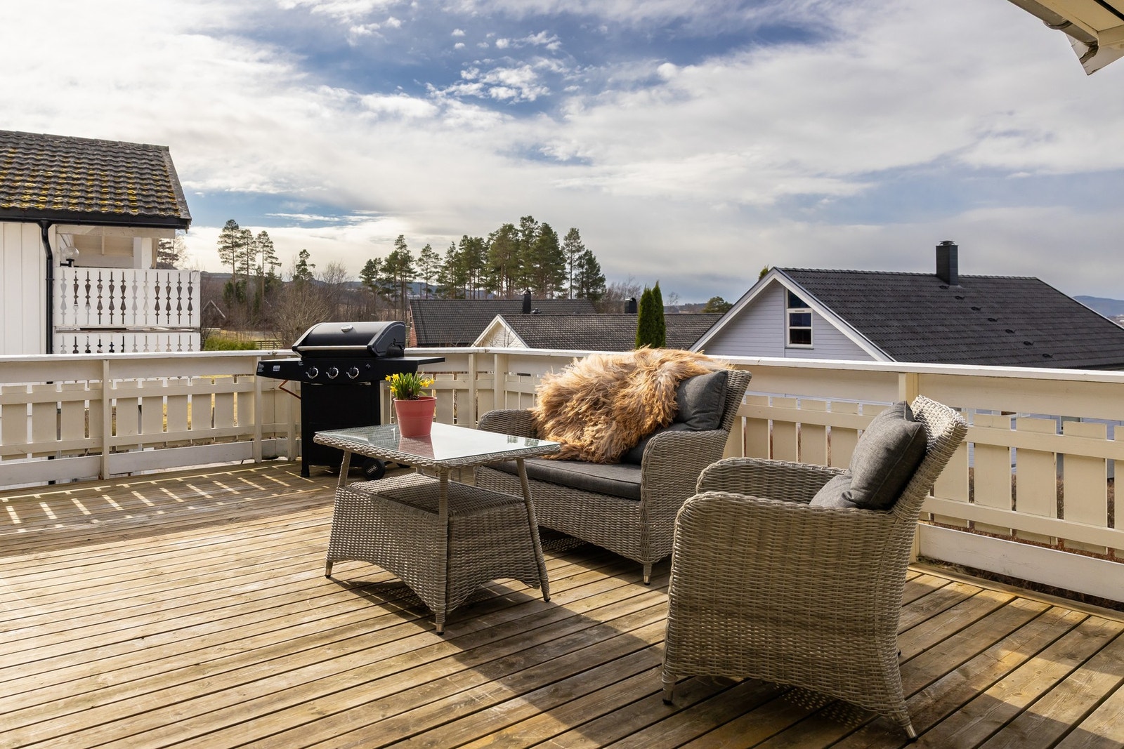 Veranda med god plass til sittegruppe. Galleribilde