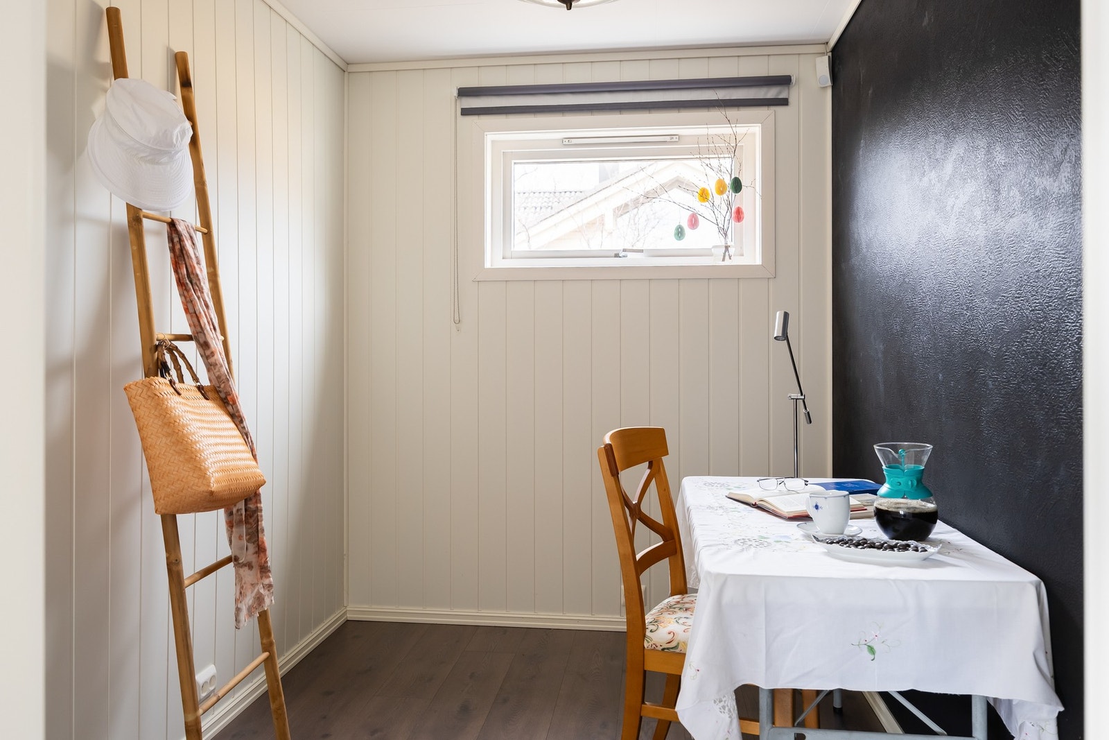 Rom i tilknytning til stue. Trappeløpet mellom etasjene var tidligere her. Galleribilde