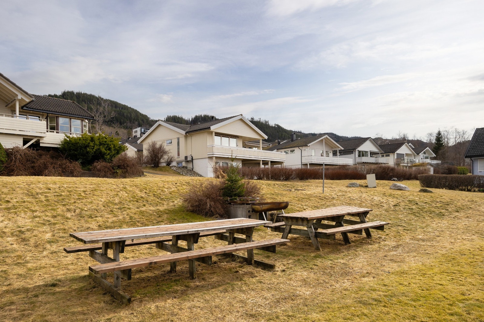 Tilgang til hyggelig fellesområde med sitteplass og grill. Galleribilde