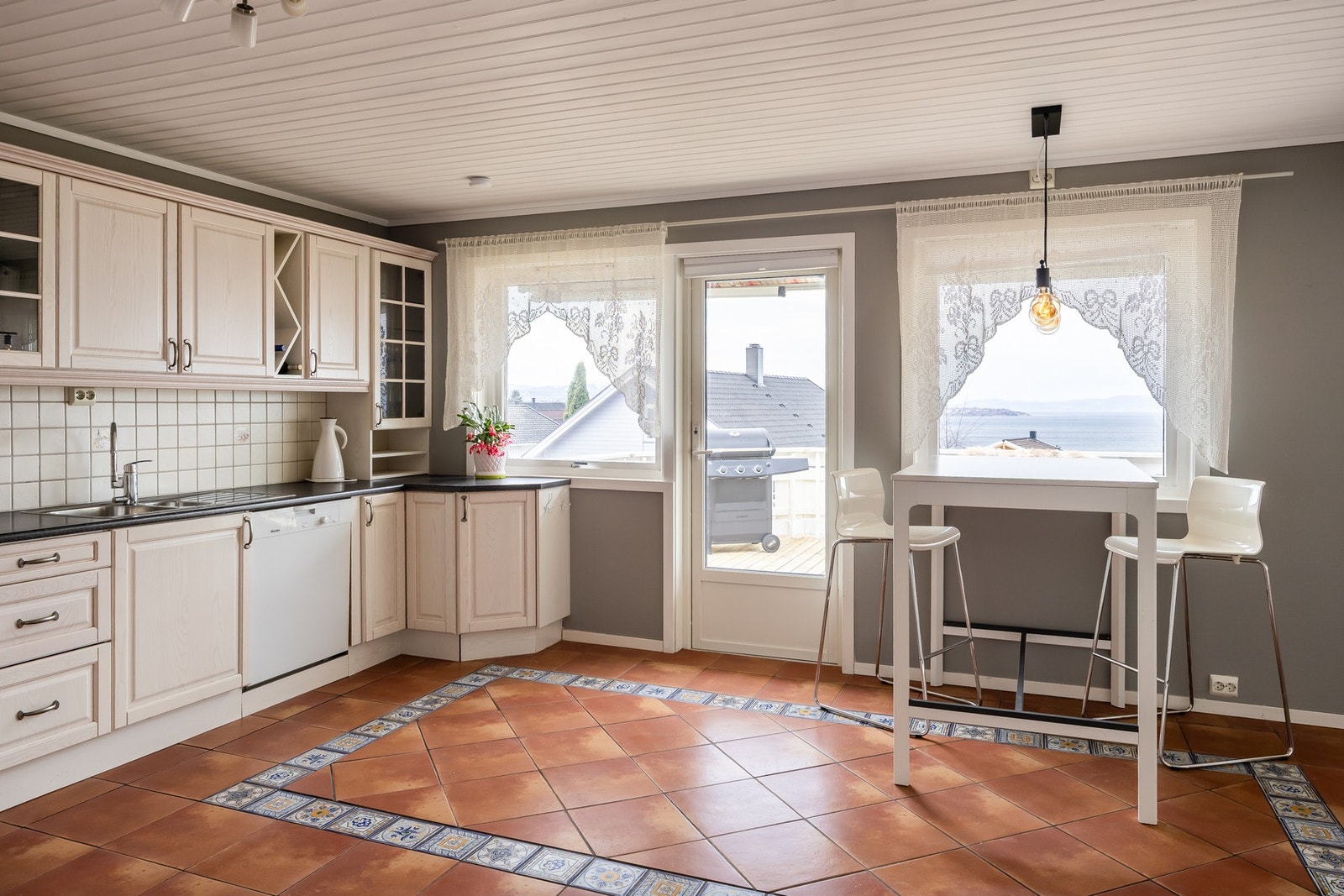 Kjøkkenet er oppmålt til 21 kvm. Galleribilde