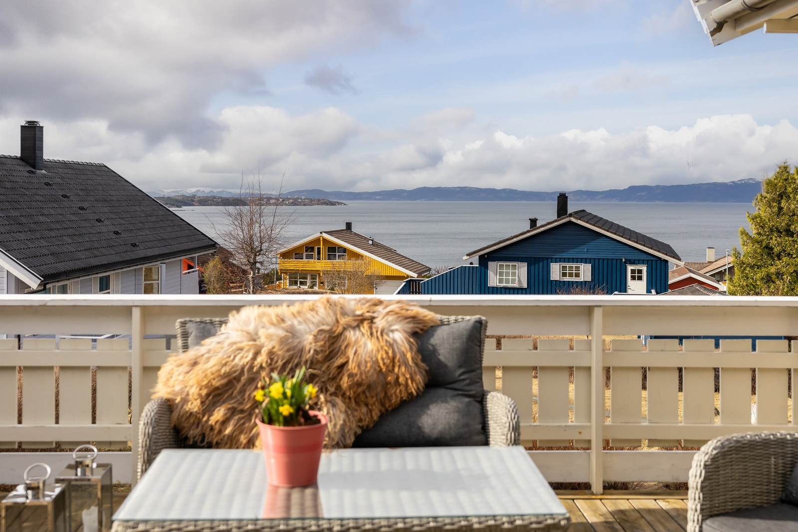 Fra terrassen nyter man flott utsikt over fjorden og solnedgangen. Galleribilde