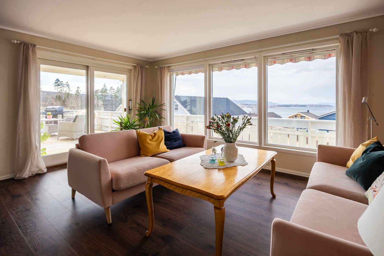 Lys og romslig stue med direkte tilgang til veranda. Galleribilde