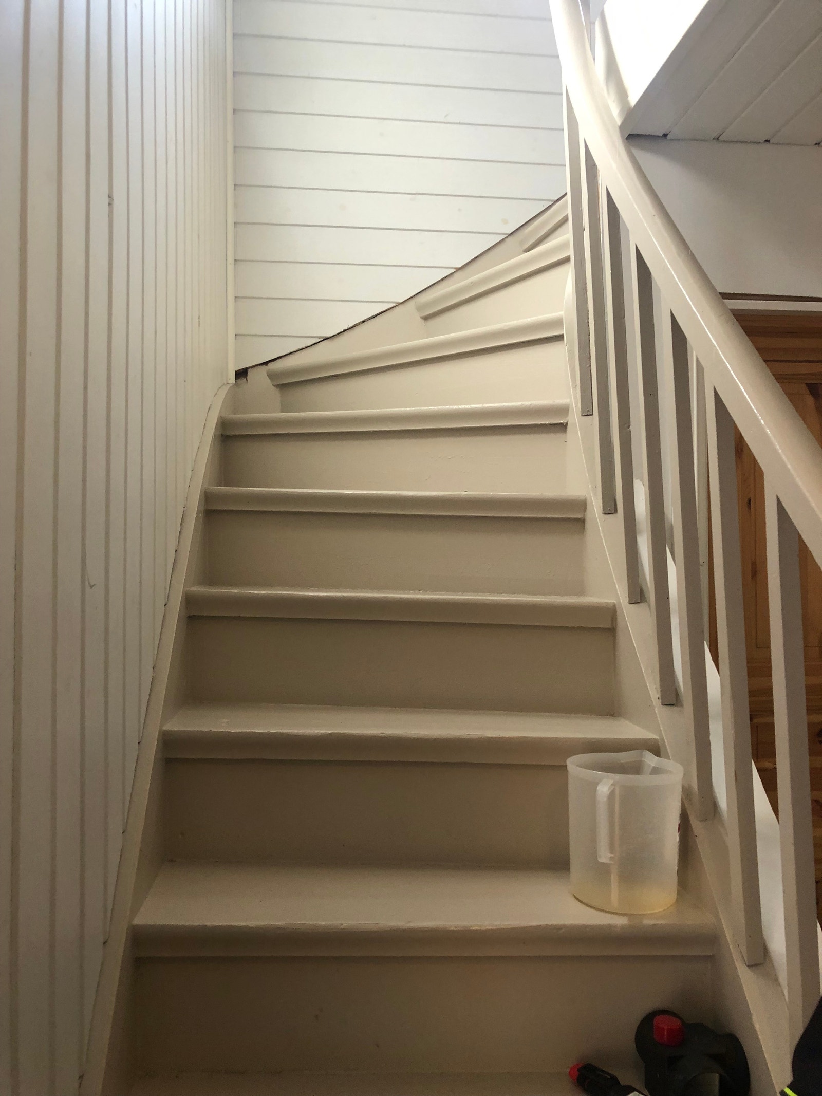 Trapp mellom 1. og 2. etg. Håndløper på vegg mangler. Galleribilde