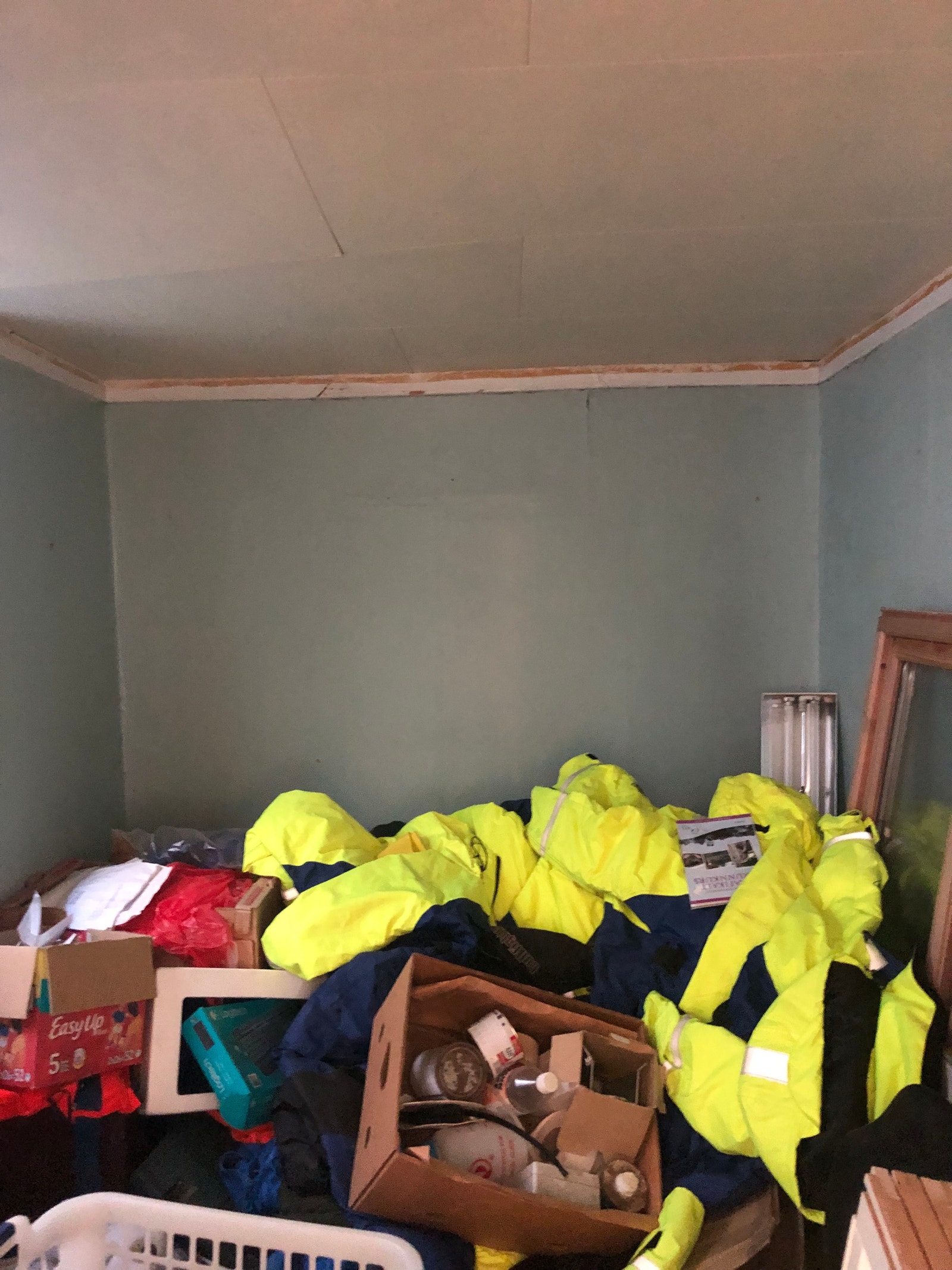 Mye løsøre lagret i kjeller. Galleribilde