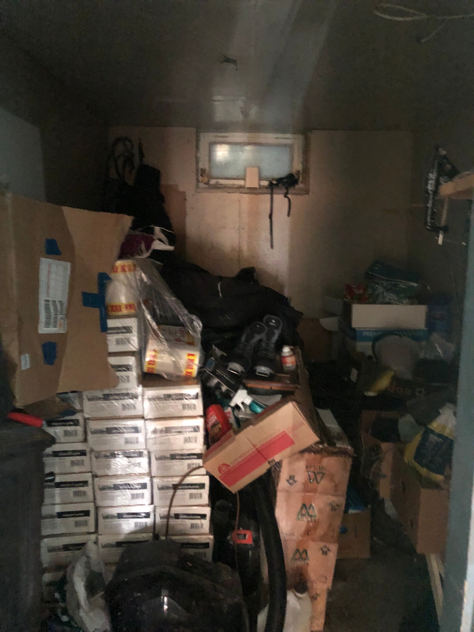 Mye løsøre lagret i kjeller. Galleribilde