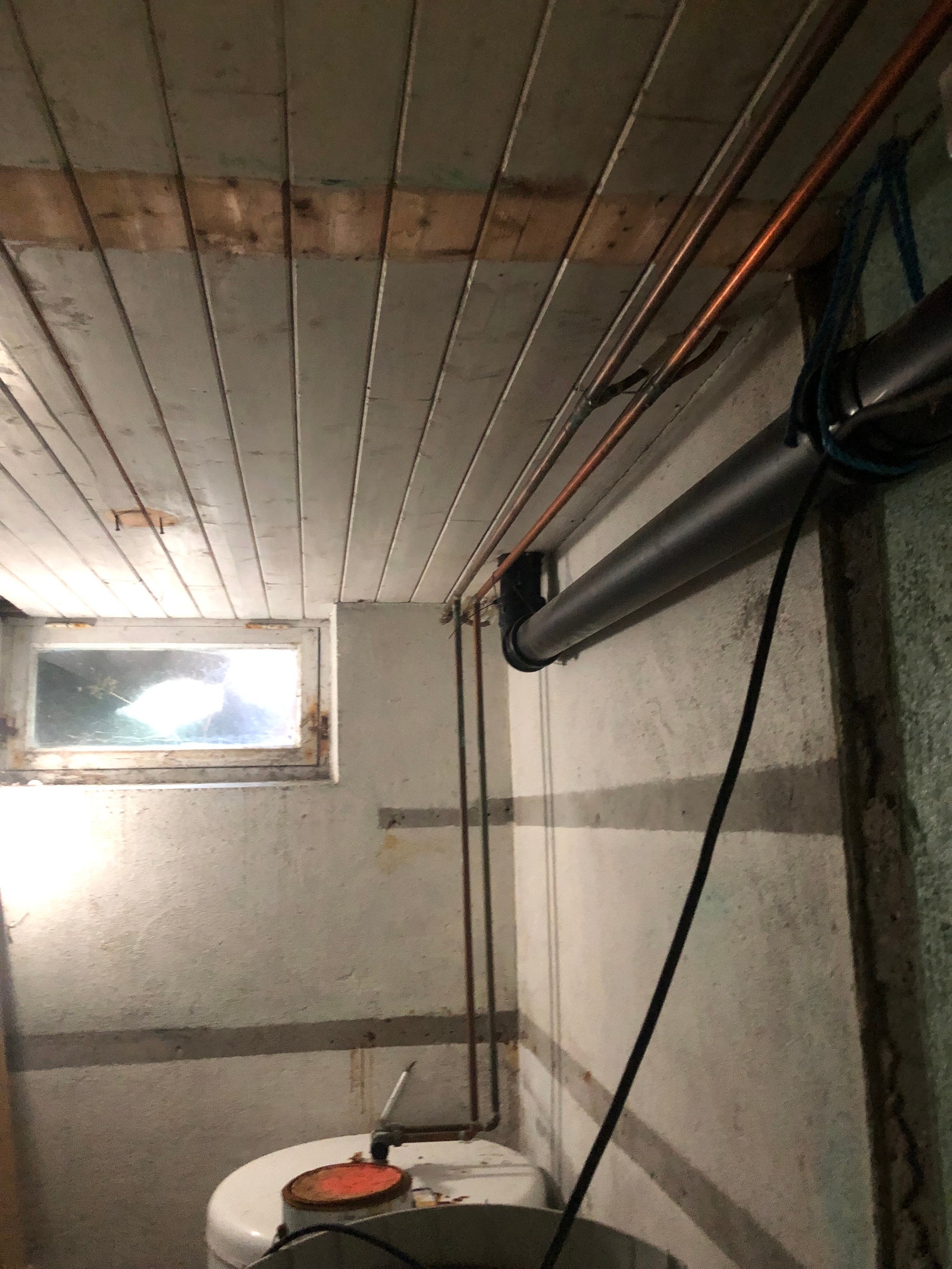 Vann i kobbe og avløpsrør i plast, alder ukjent. Galleribilde