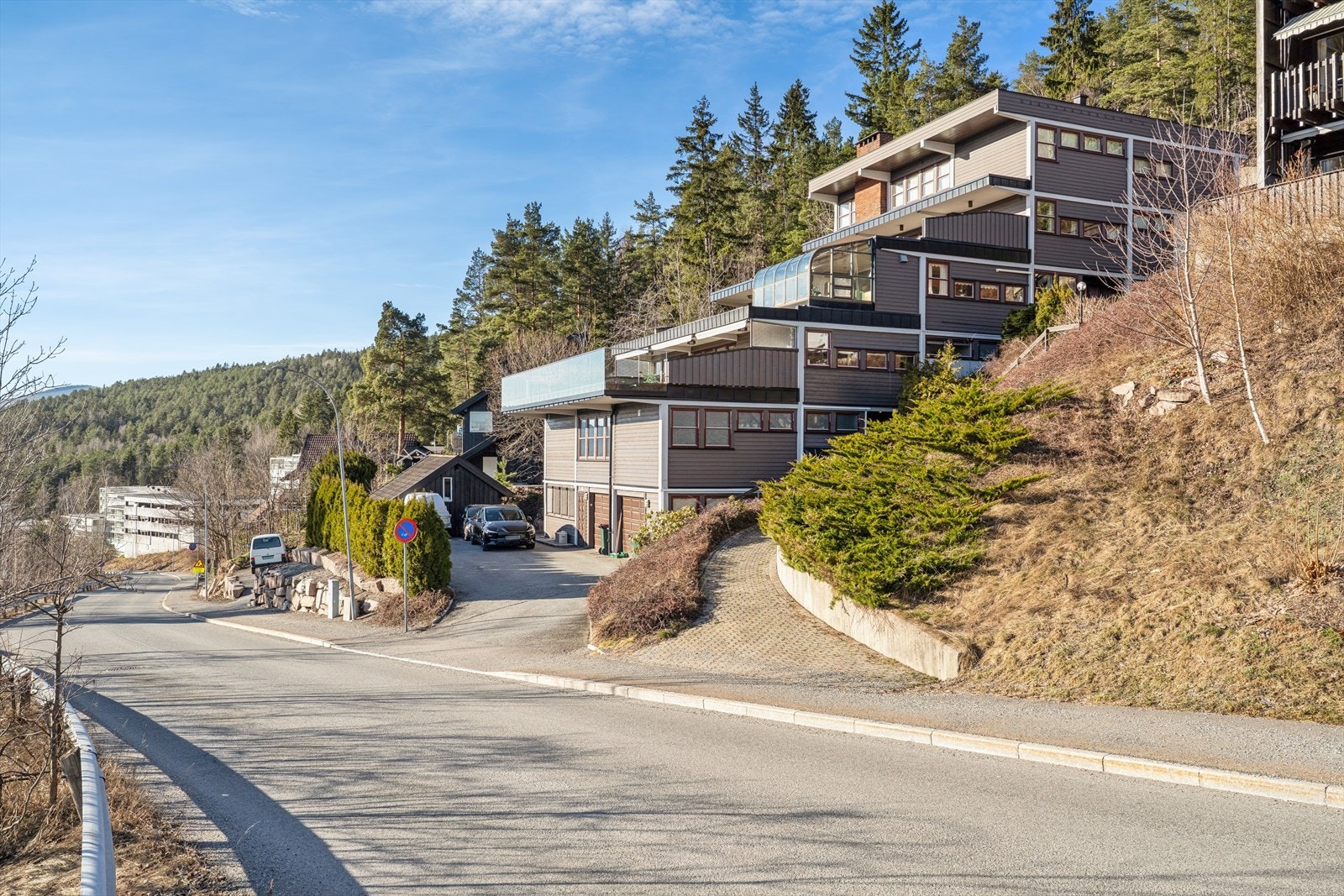 Terrassehusbebyggelse som kun består av tre leiligheter. Galleribilde